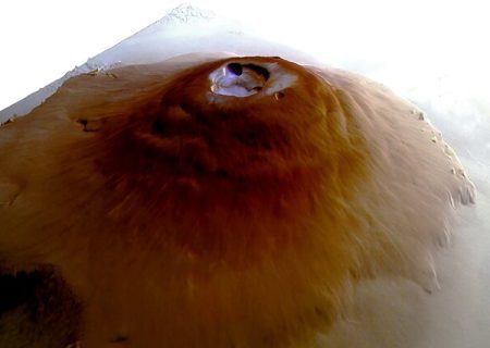 کشف یخ آب به اندازه ۶۰ استخر در آتشفشان‌های مریخ